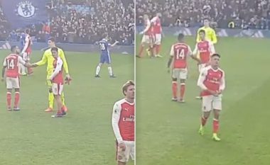 Ozil i nervozuar me Sanchezin dhe Nachon pse nuk ndalen për t’i përshëndetur tifozët pas humbjes ndaj Chelseat (Video)