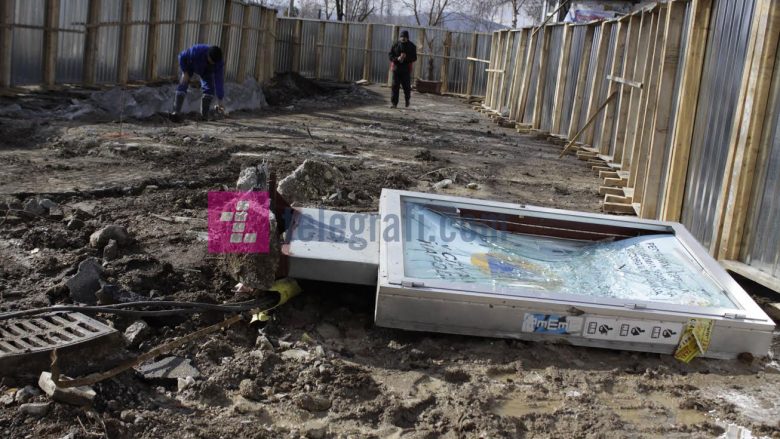 Punëtorët serbë marrin paratë për ndërtimin e “murit të ri”! (Foto)