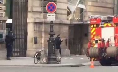 Ushtari francez hap zjarr jashtë muzeut Louvre, plagos sulmuesin me thikë (Foto/Video)