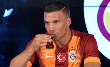 Skandal te Galatasaray: Podolski me fanellë më ndryshe se bashkëlojtarët (Foto)