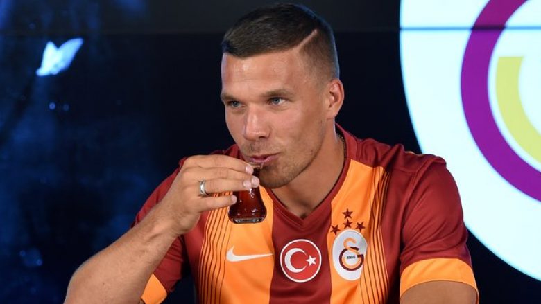 Skandal te Galatasaray: Podolski me fanellë më ndryshe se bashkëlojtarët (Foto)