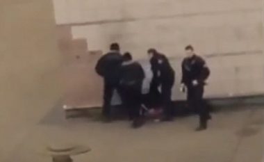 Polici akuzohet për përdhunim, i kishte futur protestuesit shufrën e gomës në prapanicë (Video)