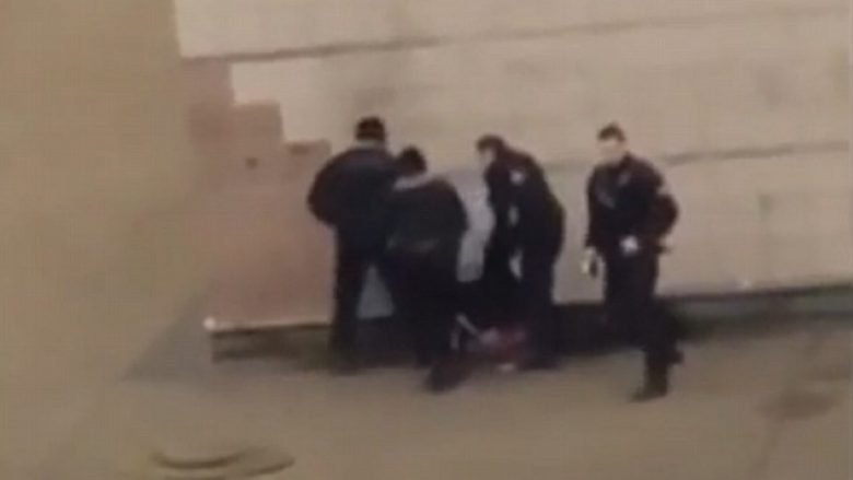 Polici akuzohet për përdhunim, i kishte futur protestuesit shufrën e gomës në prapanicë (Video)