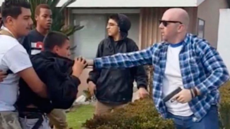 Adoleshentët po “ia shkelnin oborrin”, polici përdor edhe armën (Video,+16)