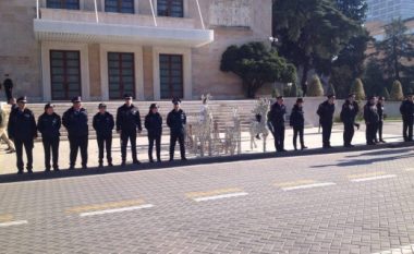 Protesta e PD-së vendos gardistët në tarracën e kryeministrisë (Video)