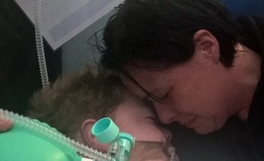 Prekëse: Momenti i fundit i një nëne me djalin e saj, para se ai të vdiste nga meningjiti (Foto)