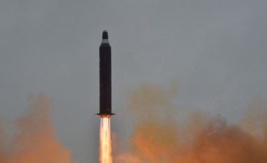 Provokon Koreja e Veriut, lanson një raketë balistike