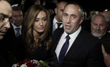 Ramush Haradinaj bëhet romantik me rastin e Shën Valentinit, lule nga Franca për Anitën? (Foto)
