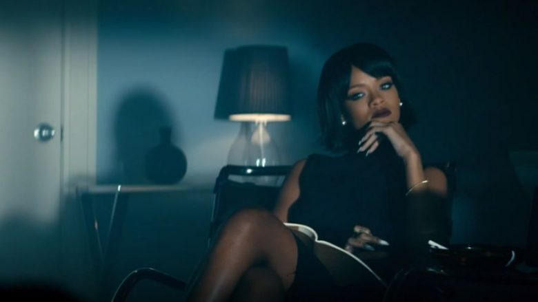 Na fal, Rihanna! Por, ky papagall po ta kalon në këndimin e hitit të shkruar prej Bebe Rexhës (Video)