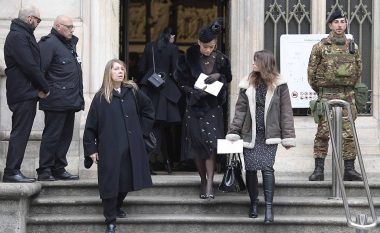 Rita Ora krahas Victoria Beckham, Kate Moss, Naomi Campbell në varrimin e gazetares italiane (Foto)