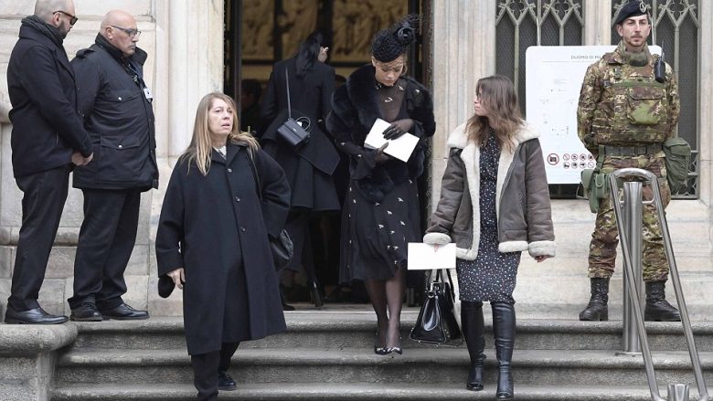 Rita Ora krahas Victoria Beckham, Kate Moss, Naomi Campbell në varrimin e gazetares italiane (Foto)