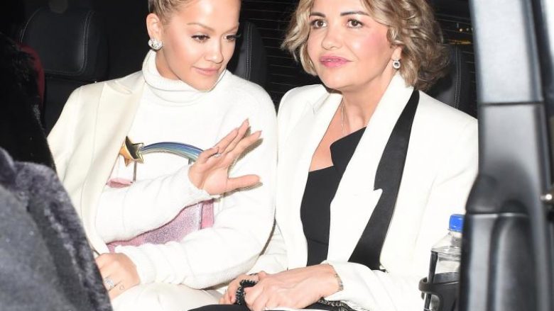 Sikur të ishin dy motra: Rita Ora me nënën (Foto)