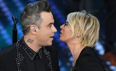 Momenti kur Robbie Williams befason në Sanremo, puth në buzë moderatoren e festivalit (Video)