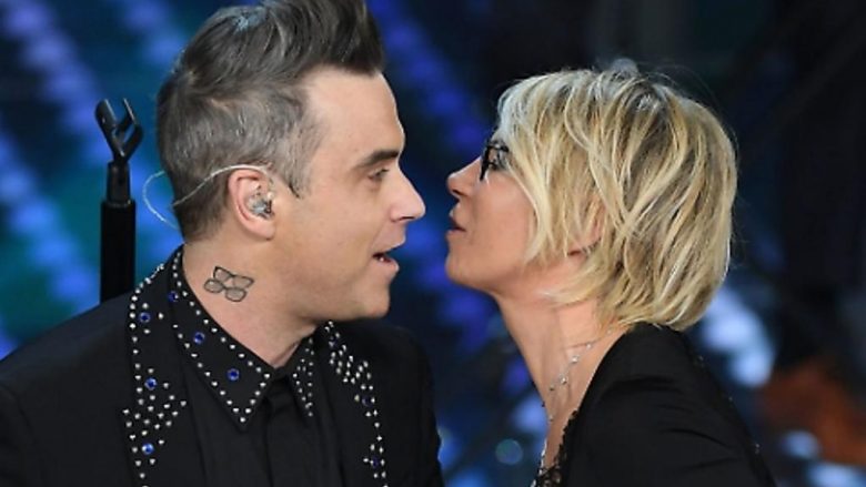 Momenti kur Robbie Williams befason në Sanremo, puth në buzë moderatoren e festivalit (Video)