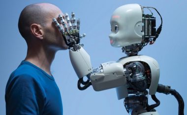 A meritojnë robotët të kenë të drejta dhe çfarë do të ndodhë me njerëzimin kur makineria bëhet me ndërgjegje? (Video)