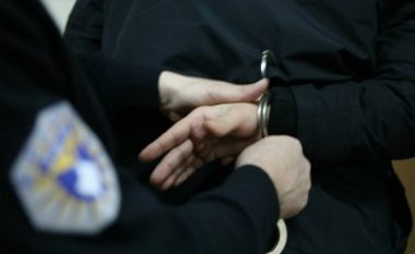 Tentojnë të rrëmbejnë një femër në Prishtinë, arrestohen dy persona