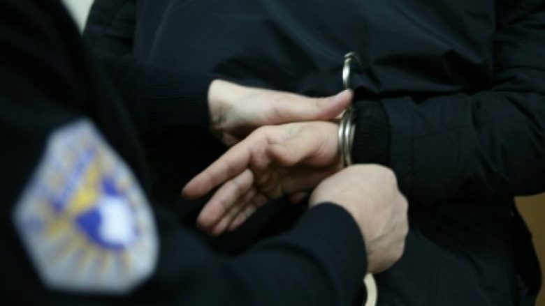 Tentojnë të rrëmbejnë një femër në Prishtinë, arrestohen dy persona