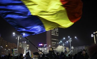 Protestuesit detyrojnë Qeverinë rumune të tërheq dekretin që liron nga burgu zyrtarët e korruptuar