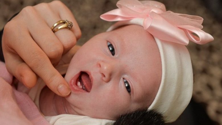 E pazakontë: Lind foshnja me dy dhëmbë (Foto)