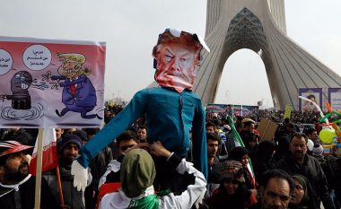 “Vdekje Amerikës”: Mijëra iranianë u mblodhën për të festuar Revolucionin Islamik (Foto/Video)