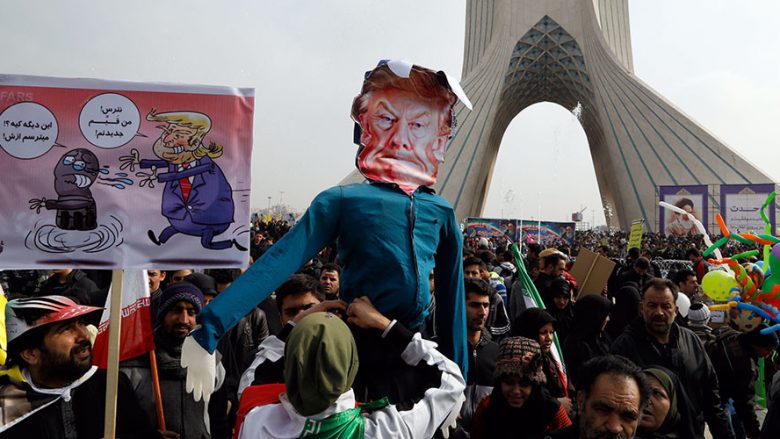“Vdekje Amerikës”: Mijëra iranianë u mblodhën për të festuar Revolucionin Islamik (Foto/Video)