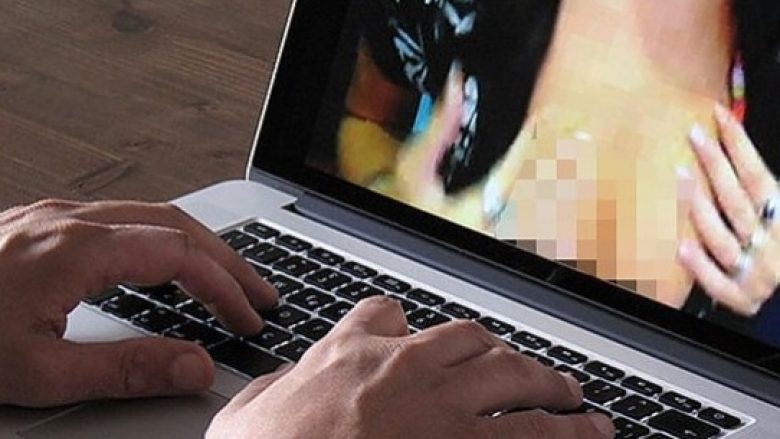 Shqiptari gjen videon e çiftit italian duke bërë seks, shantazhon gruan (Foto)