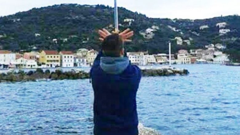 Adoleshenti shqiptar, viktimë tjetër e fobisë greke për simbolin e shqiponjës