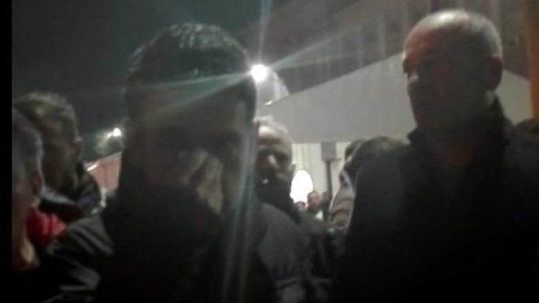 Spahiu: Më goditën që të mos e shajë Ramën; Militanti i PD-së: E godita Spahiun sepse më ofendoi! (Video)