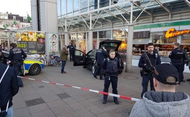 Me veturë drejtë këmbësorëve: Publikohet xhirimi i ballafaqimit të policëve gjermanë me sulmuesin (Video)