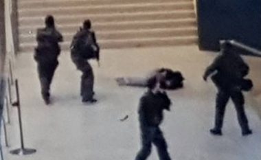 Sulmuesi afër muzeut Louvre në Paris, i shtrirë për tokë, pasi është qëlluar nga ushtari francez (Foto)