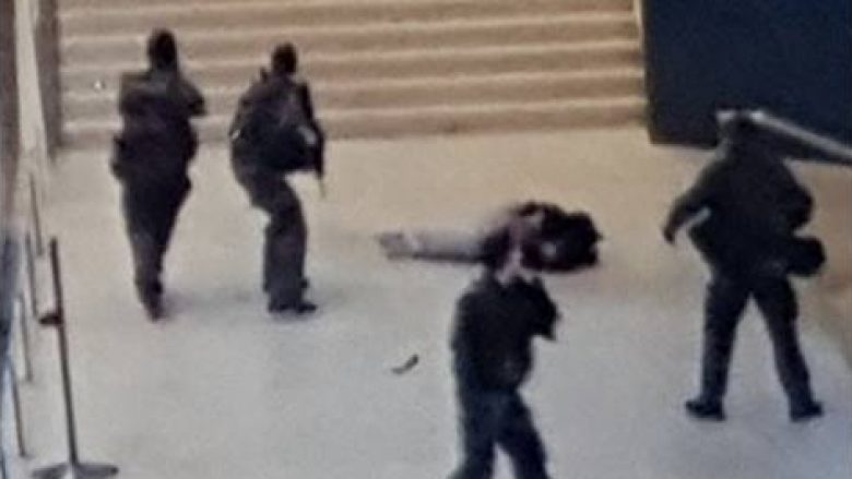 Sulmuesi afër muzeut Louvre në Paris, i shtrirë për tokë, pasi është qëlluar nga ushtari francez (Foto)