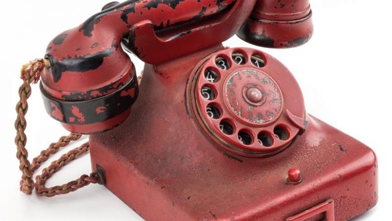 Telefoni i Adolf Hitlerit shitet për më shumë se 240 mijë dollarë (Foto)