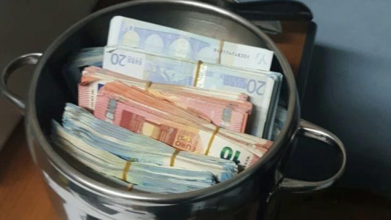 Paratë e grabitura, të fshehura në tenxhere (Foto)
