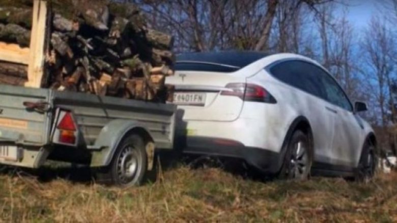 Tesla X përdoret edhe për drunjtë e dimrit! (Video)