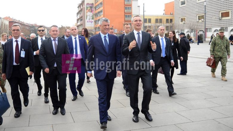 Stoltenberg e Thaçi, në këmbë qendrës së Prishtinës (Video)