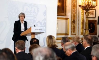 Kryeministrja May u kërkon deputetëve që të mos e pengojnë Brexit-in