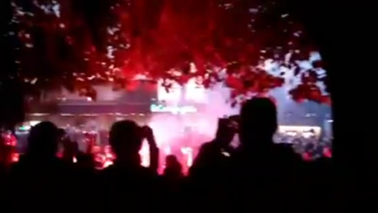 Mijëra tifozë të Sevillas ndezin atmosferën duke pritur ekipin para stadiumit (Video)