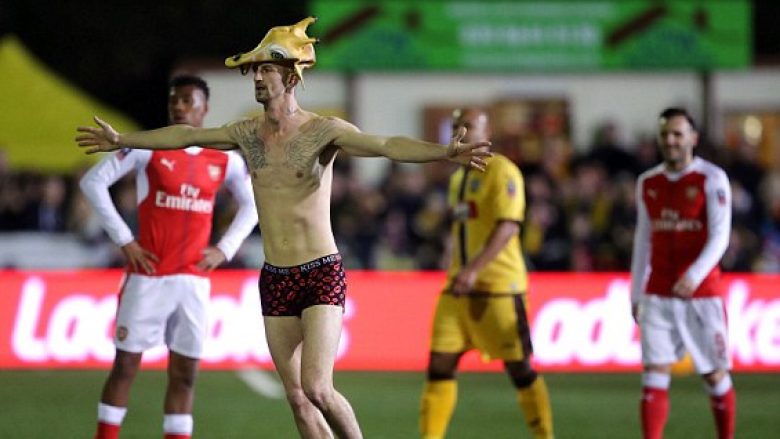 Tifozi i zhveshur që i befasoi yjet e Arsenalit (Foto/Video)