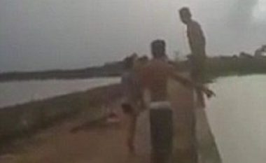 Adoleshenti filmon momentin e tmerrshëm kur shoku i tij bie nga ura, duke gjetur vdekjen (Video,+18)