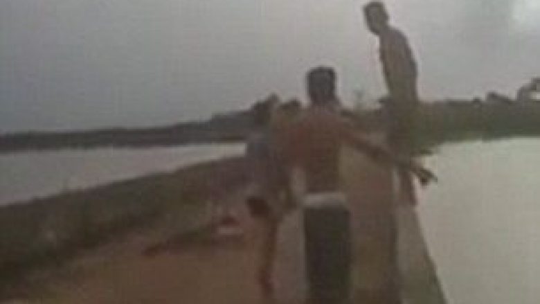Adoleshenti filmon momentin e tmerrshëm kur shoku i tij bie nga ura, duke gjetur vdekjen (Video,+18)
