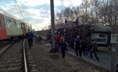 Treni del nga binarët në Belgjikë, një i vdekur dhe shumë të lenduar