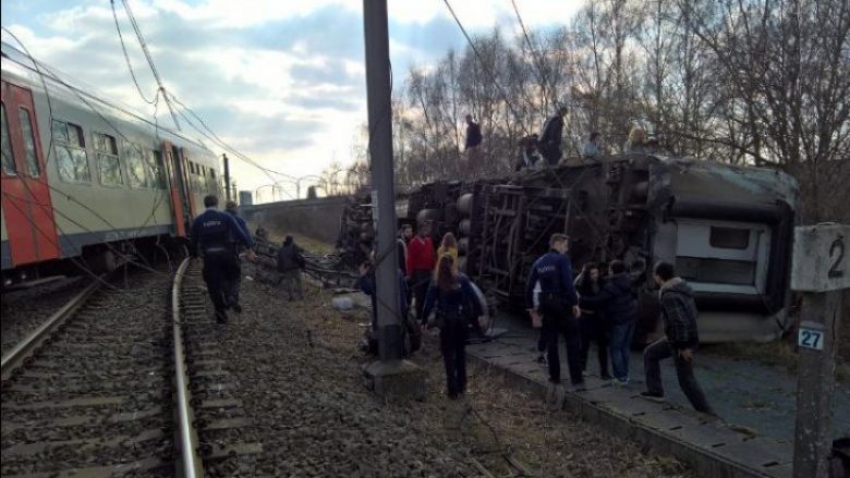 Treni del nga binarët në Belgjikë, një i vdekur dhe shumë të lenduar