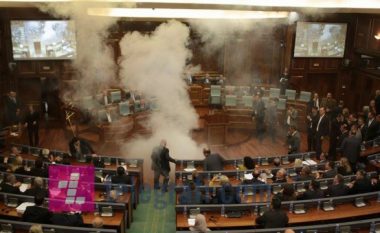 Shtyhet gjykimi i deputetëve për hedhje të gazit lotsjellës