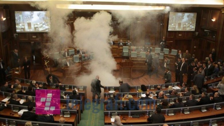 Shtyhet gjykimi i deputetëve për hedhje të gazit lotsjellës