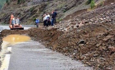 Rrëshqitje dheu në rrugën Pejë-Bogë, rekomandohet kujdes për qytetarët