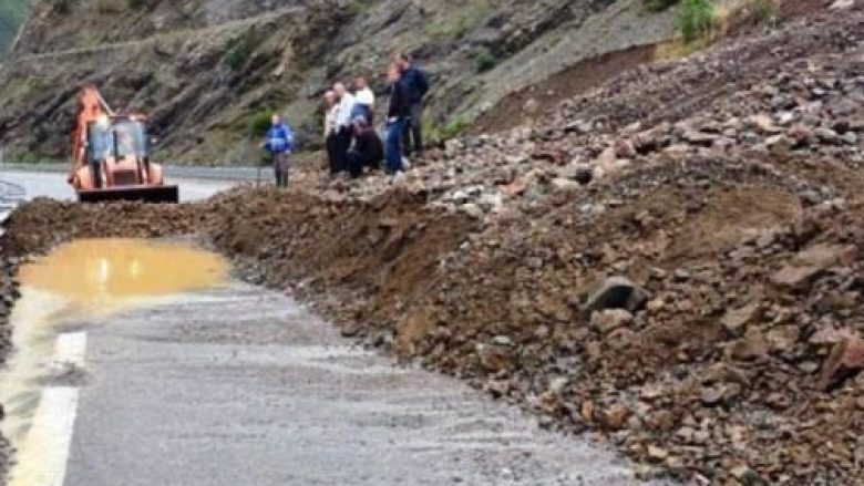 Rrëshqitje dheu në rrugën Pejë-Bogë, rekomandohet kujdes për qytetarët