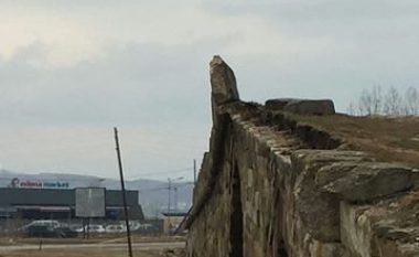 Rrëzohet një pjesë e murit, mbi Urën e Vjetër të Gurit në Vushtrri (Foto)