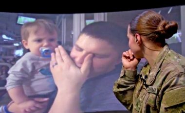 Befasia për ushtarët amerikanë: Lidhen LIVE me familjarët e tyre që po shihnin një lojë, 8 mijë kilometra larg (Video)