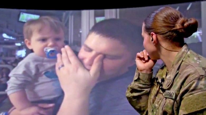Befasia për ushtarët amerikanë: Lidhen LIVE me familjarët e tyre që po shihnin një lojë, 8 mijë kilometra larg (Video)