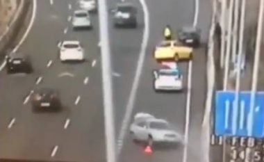 Polici mashtron vdekjen në sekondën e fundit, pasi një veturë ishte “sulur” drejt tij (Video)